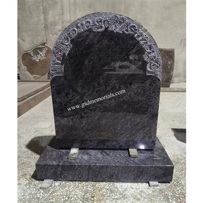 אבן מצבה בעיצוב אותיות כחול בהאמה